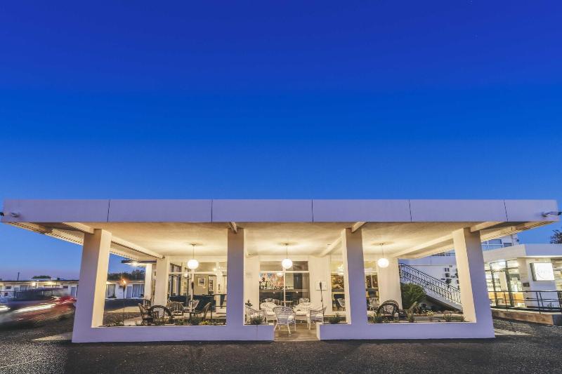 فندق على الطريق The Oriana Orange   Retro Hotel & Resort