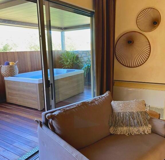هتل Anthemion Suites And Villas
