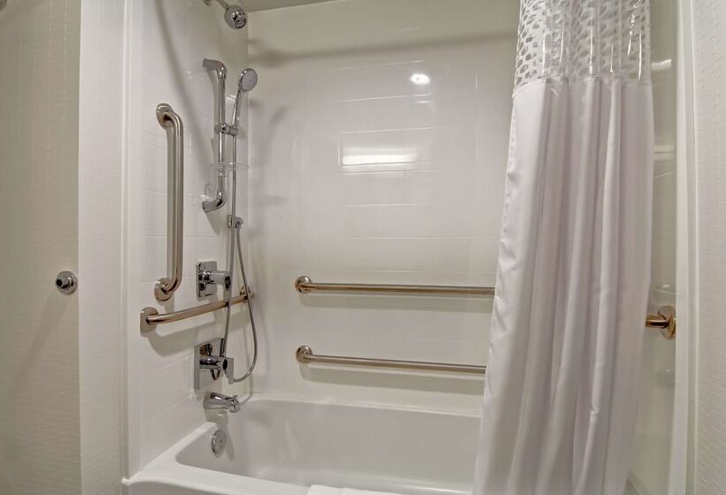 هتل Hampton Inn & Suites By Hilton Saskatoon Airport