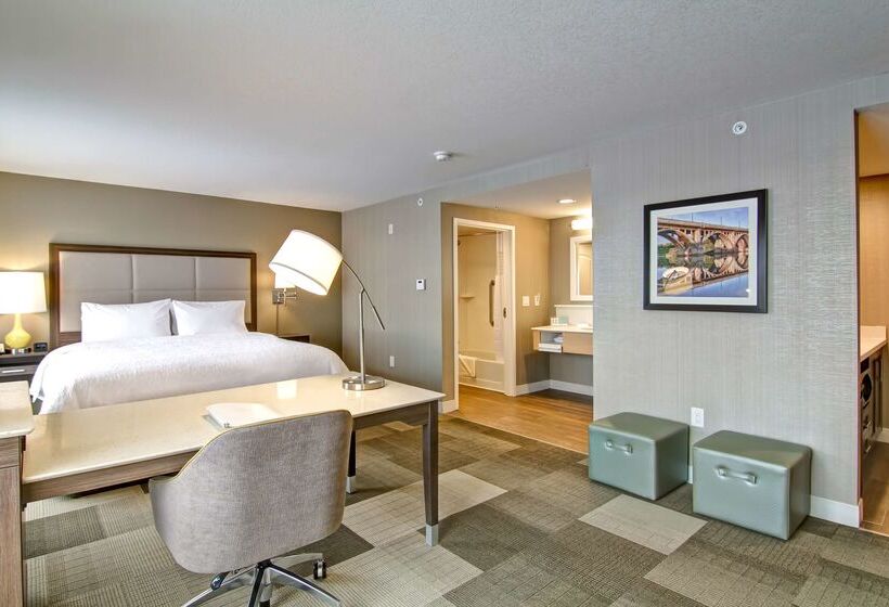 هتل Hampton Inn & Suites By Hilton Saskatoon Airport