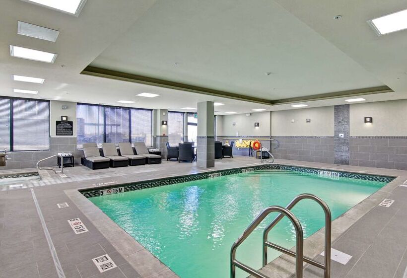 هتل Hampton Inn & Suites By Hilton Saskatoon Airport