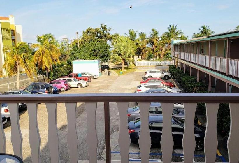 هتل Combate Beach Resort