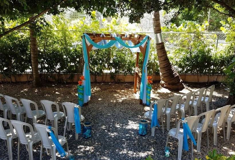 هتل Combate Beach Resort