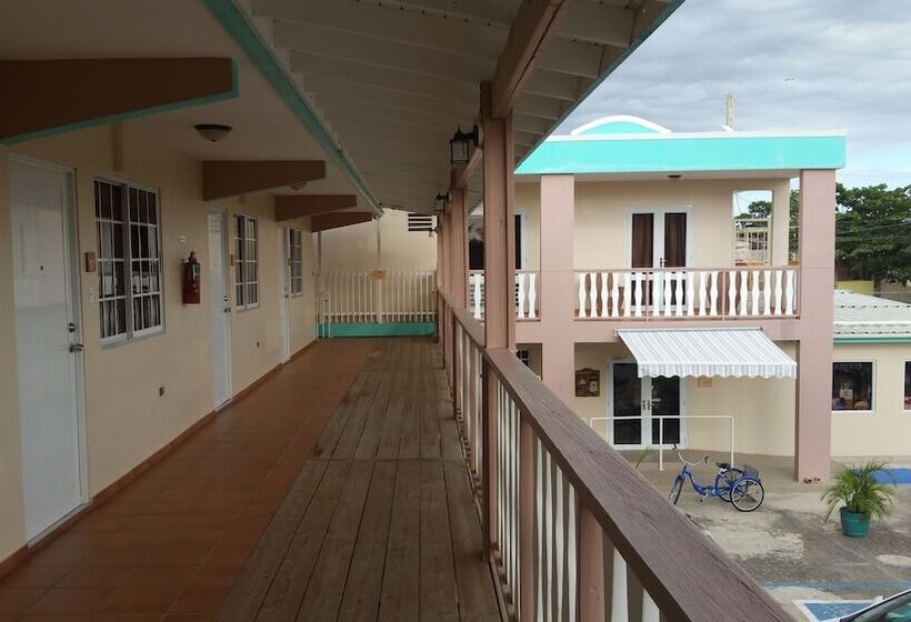 هتل Combate Beach Resort