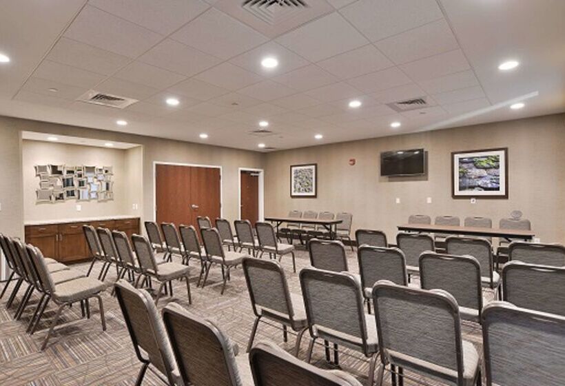 هتل Hampton Inn & Suites Chippewa Falls