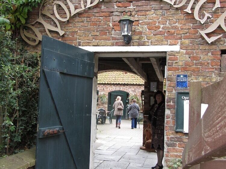 پانسیون Wolds Village