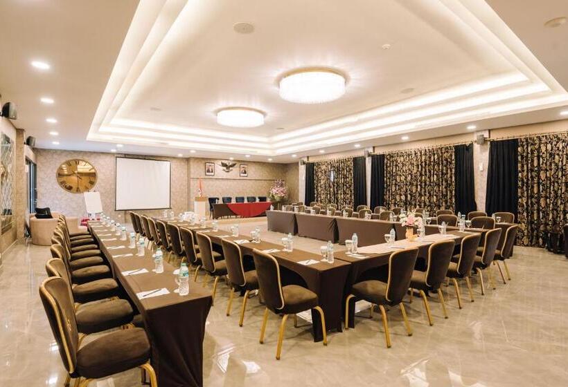 هتل Amaroossa Grande Bekasi