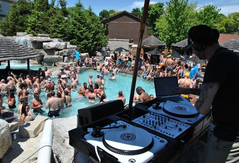 Отель Commodore Resort
