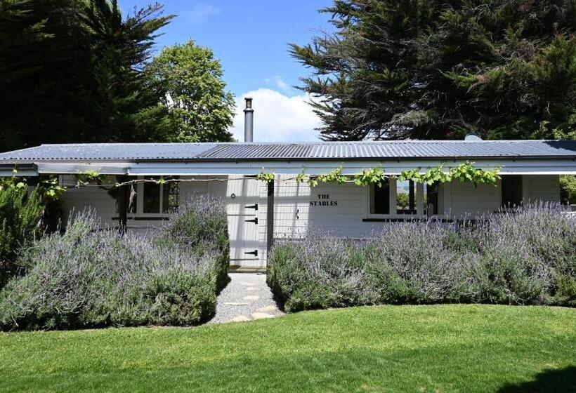 هتل St Leonards Vineyard Cottages