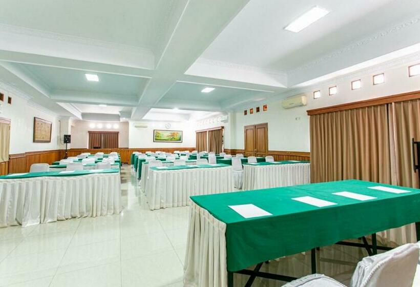 فندق Reddoorz Plus Near Alun Alun Karanganyar
