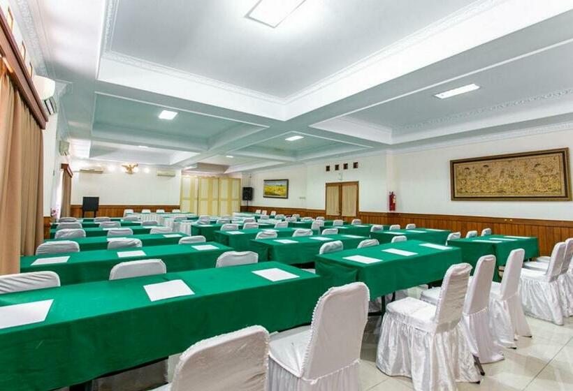 فندق Reddoorz Plus Near Alun Alun Karanganyar