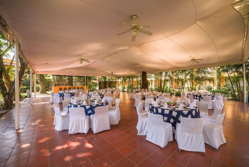 בית מלון כפרי Wyndham Garden Guadalajara Expo Plaza Del Sol