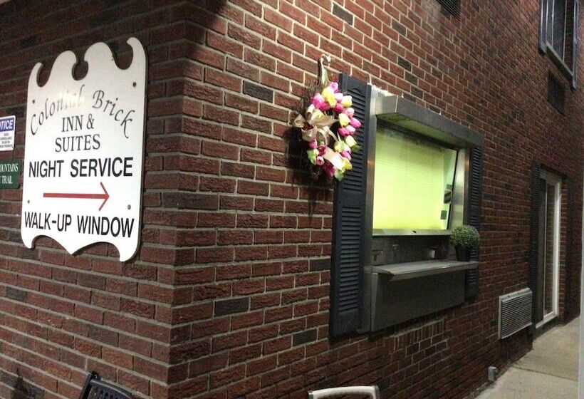 ホテル Colonial Brick Inn & Suites