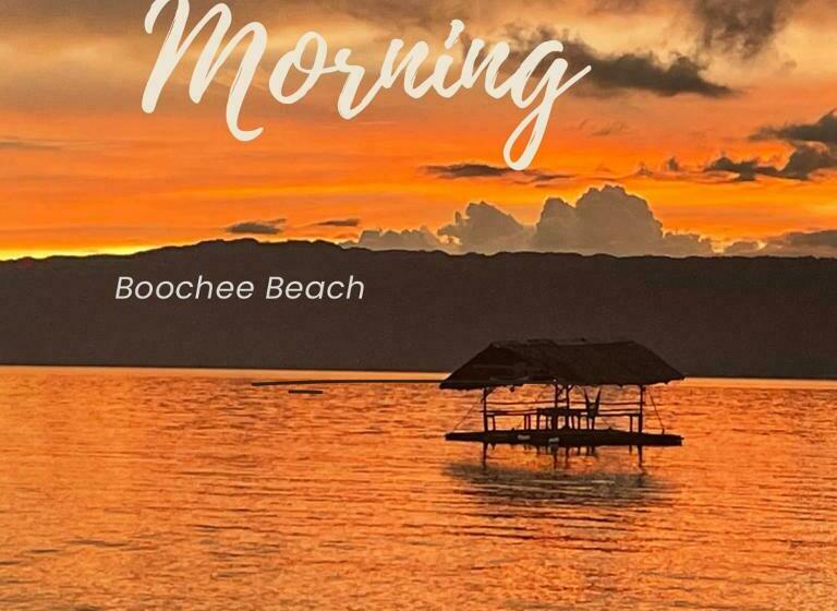 منتجع Boochee Beach