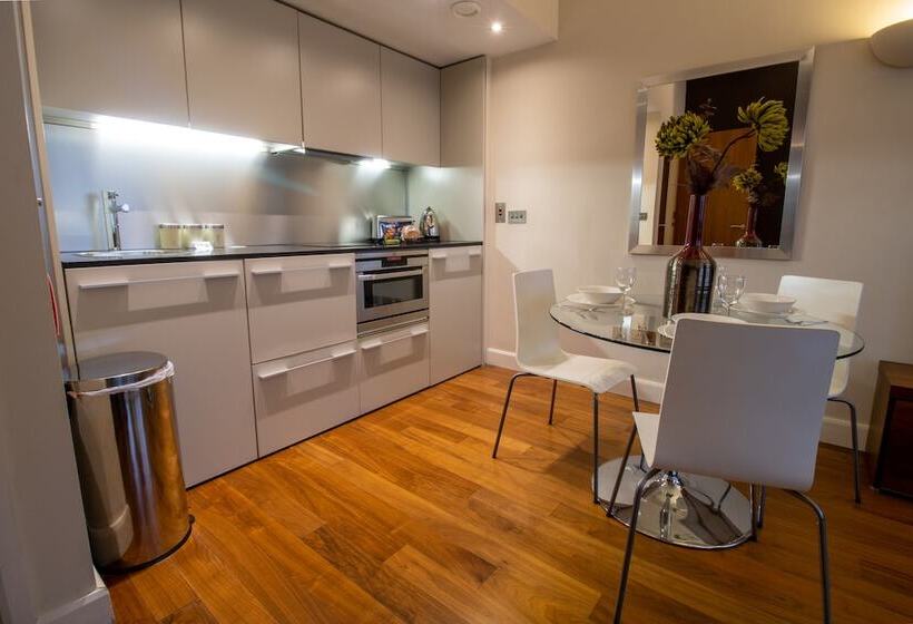 هتل The Chambers   Park Place   Apartments
