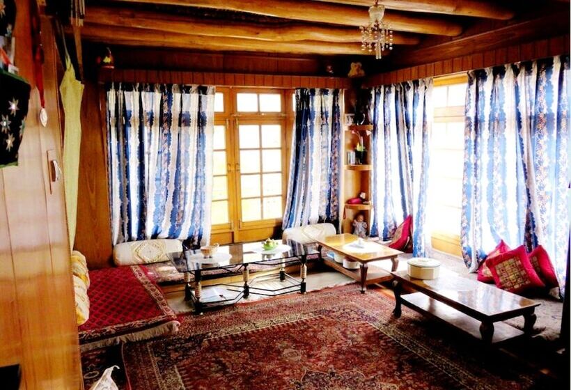 بنسيون Tih Rahela Guest House & Home Stay