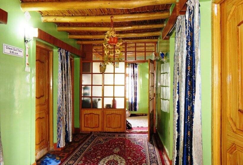 بنسيون Tih Rahela Guest House & Home Stay