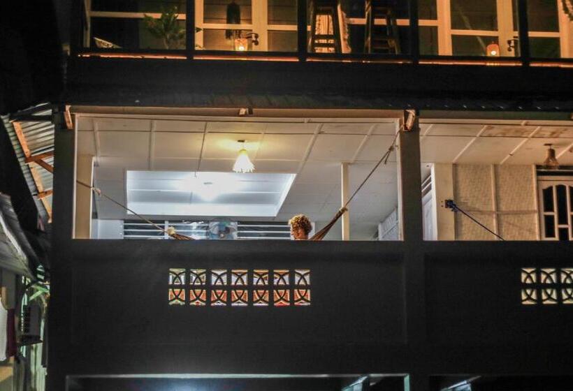 پانسیون Nias Surf Stay