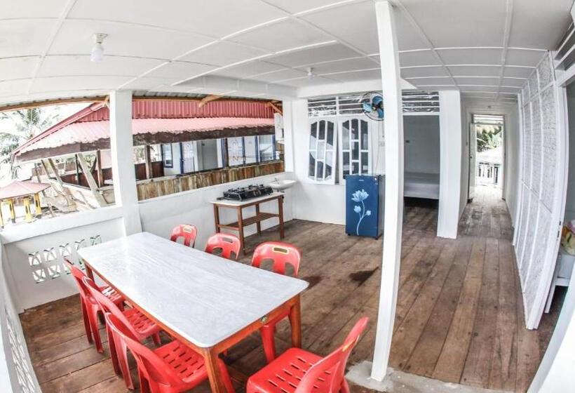 پانسیون Nias Surf Stay