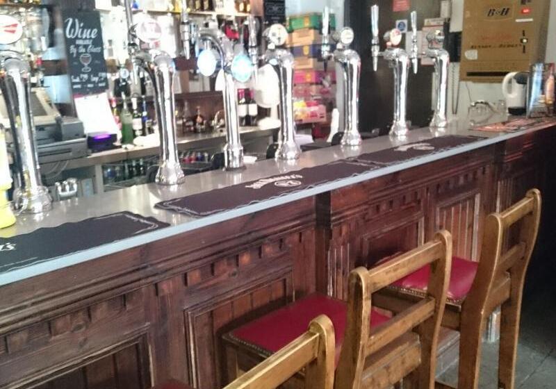 Отель Livingston Lodge