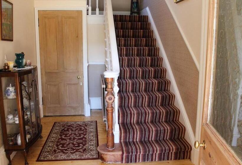 بنسيون Annslea Guest House