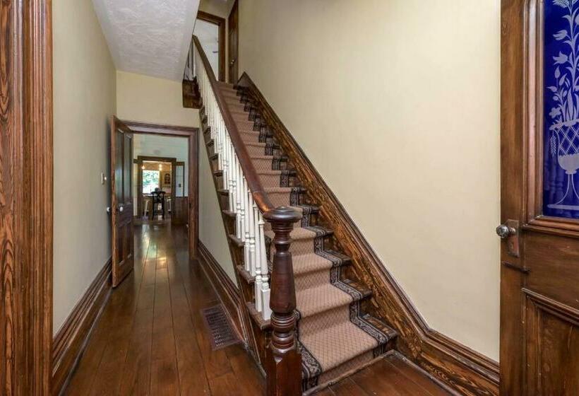 ベッドアンドブレックファースト Master Bedroom In A 150 Year Old Victorian House