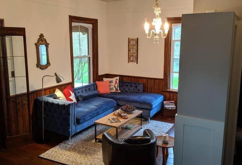ベッドアンドブレックファースト Master Bedroom In A 150 Year Old Victorian House