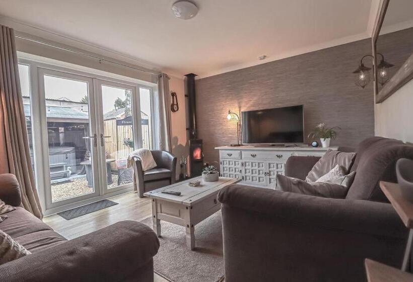 تختخواب و صبحانه Little Lodge