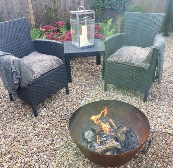 تختخواب و صبحانه Little Lodge