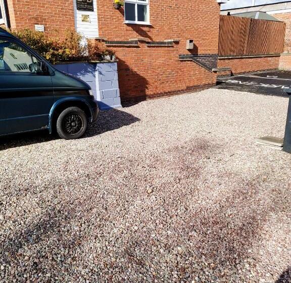 تختخواب و صبحانه Little Lodge