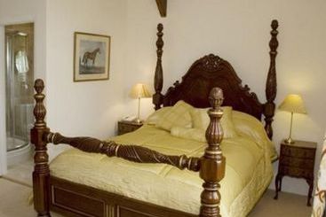 هتل Court Hall