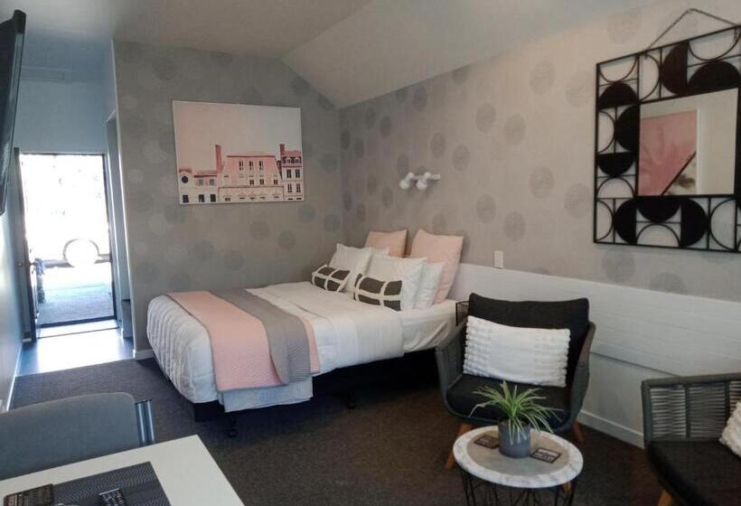 Four Peaks Motel