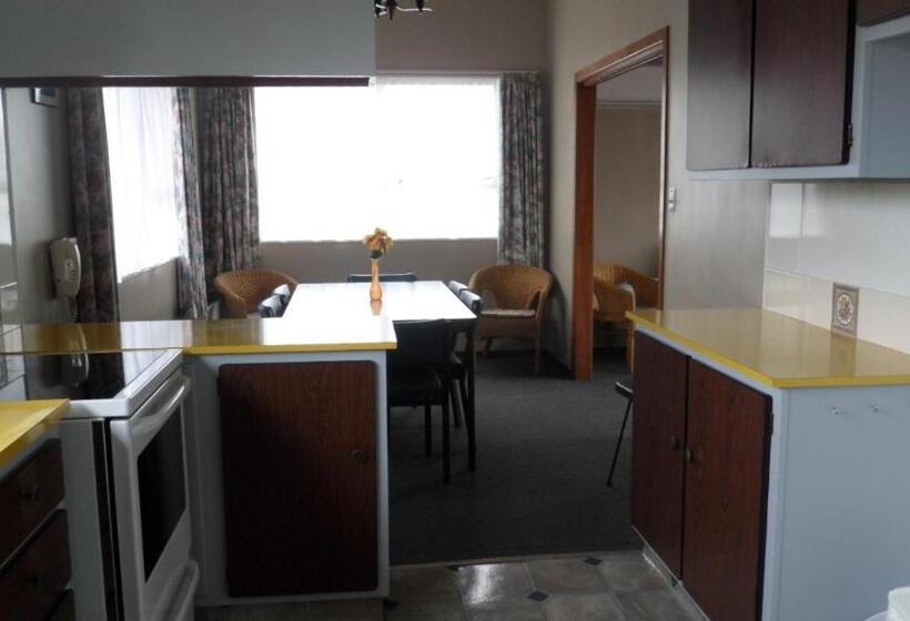 Red Tussock Motel