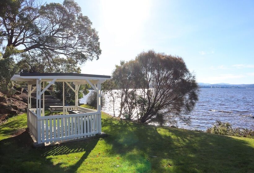 Riverfront Motel & Villas