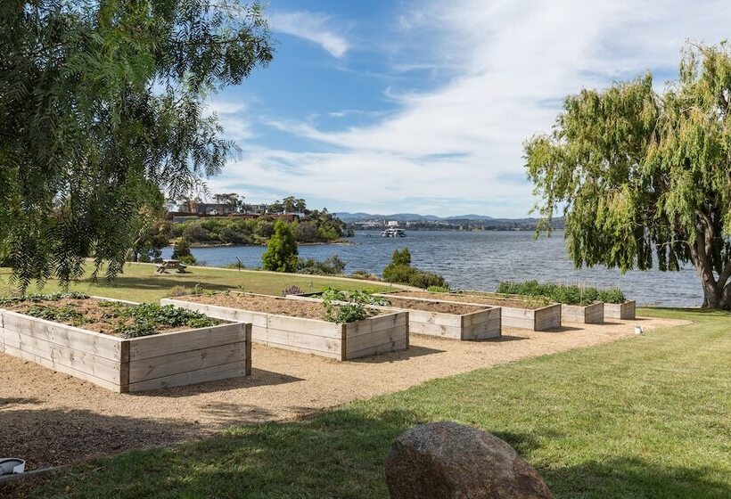 Riverfront Motel & Villas