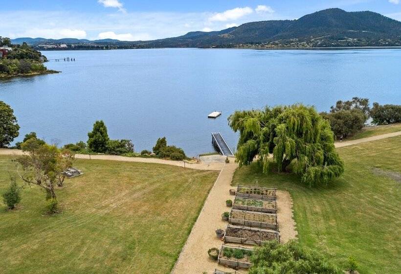 Riverfront Motel & Villas