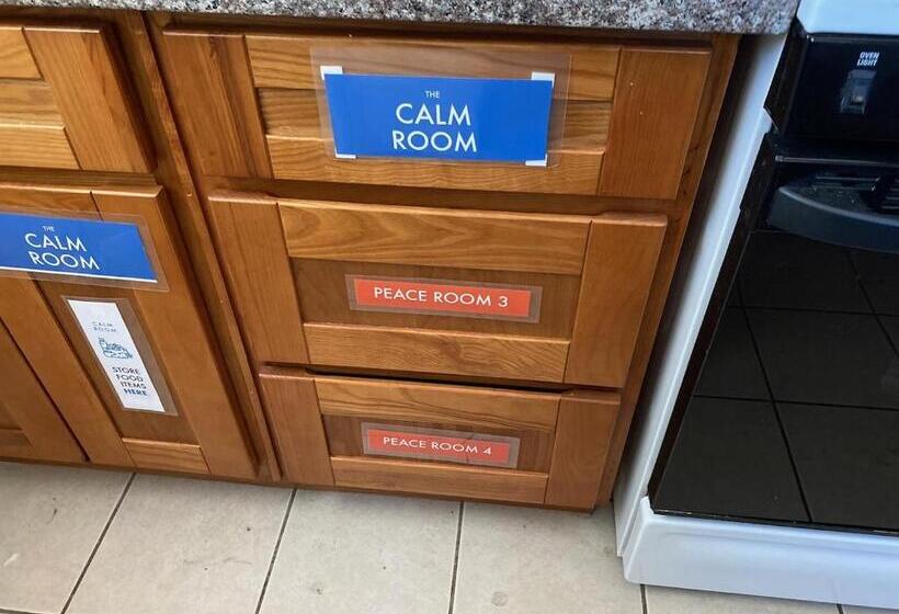 فندق صغير Whole Family   Barrette