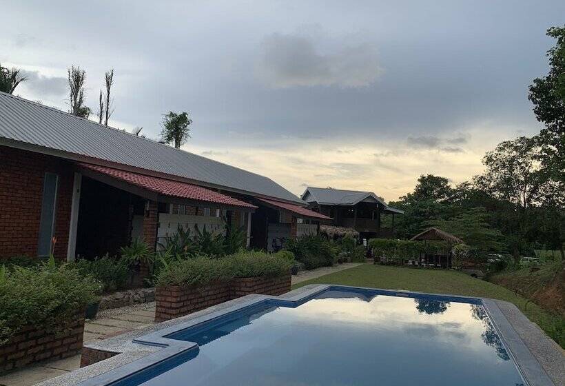 هتل Hujung Kampung