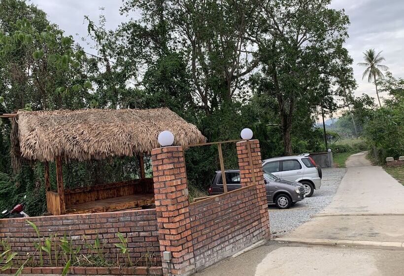 هتل Hujung Kampung