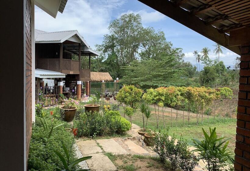 هتل Hujung Kampung