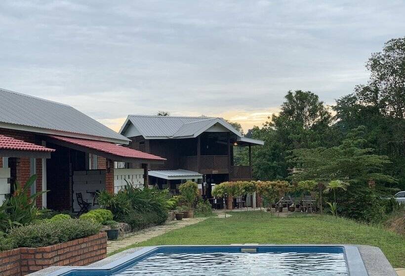هتل Hujung Kampung