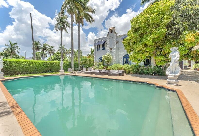 پانسیون Young Mansion