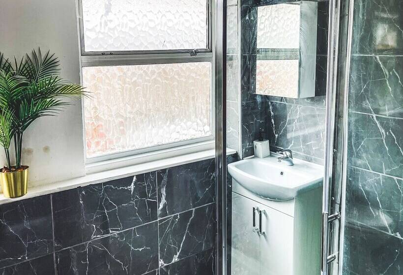 레지던스 Stunning 3 Bed House In London With Free Parking