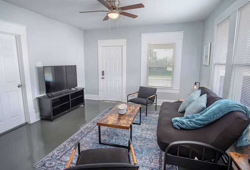Wonderful 3 Br 2 Ba Near Downtown