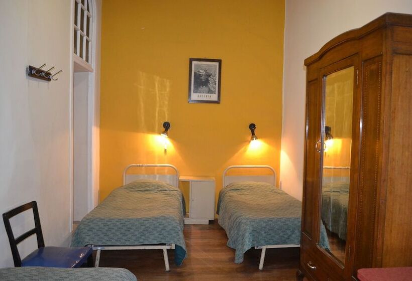 Hostal Austria   Hostel