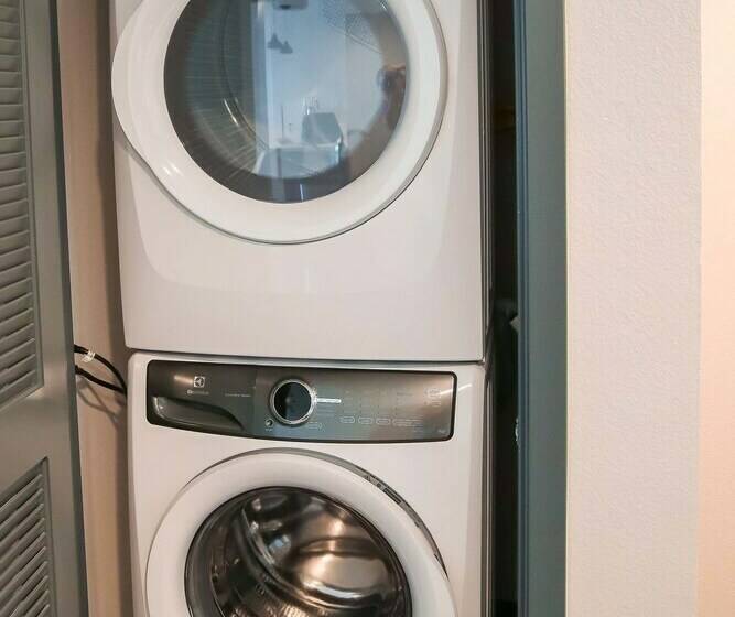 Fully Furnished Suites Near Little Tokyo