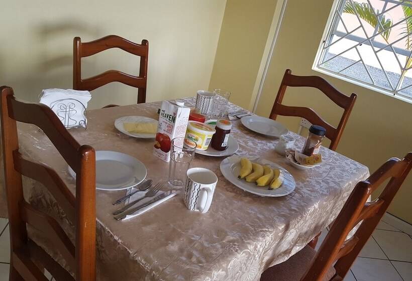 پانسیون Aupic Paradise