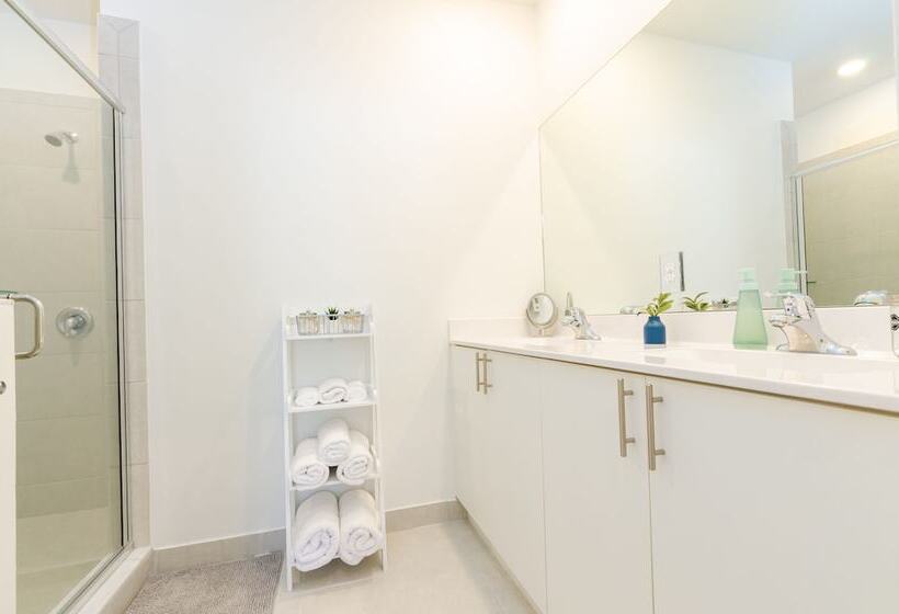 بنسيون Glamorous 4br New & Modern Near Fl Keys