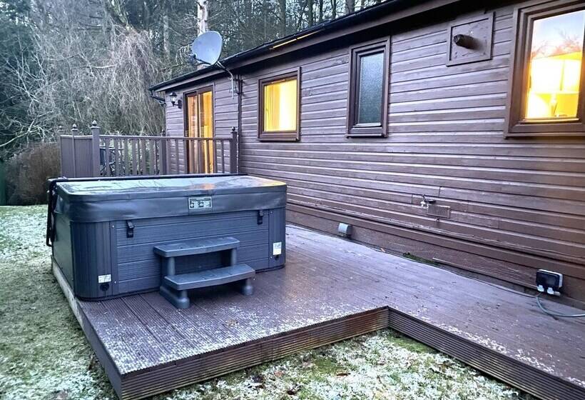 Stunning 4 Bedroom Cabin With Hot Tub In Beattock!