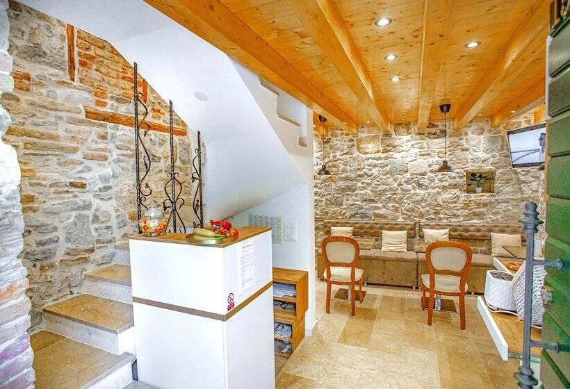 پانسیون L U X E Split Luxury Rooms